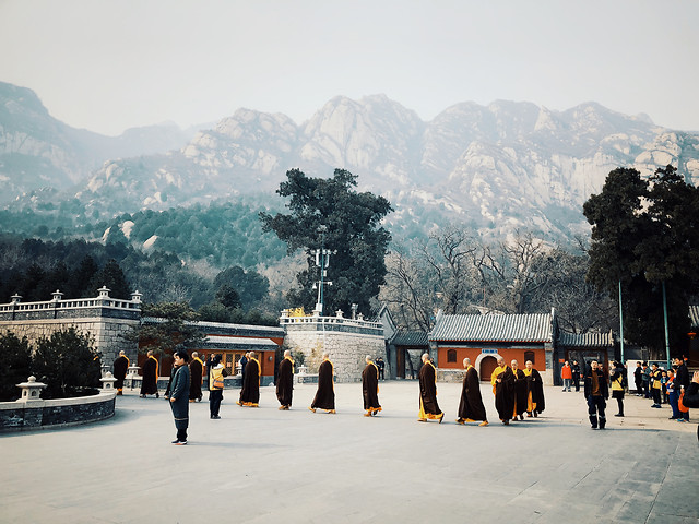 snow-people-winter-mountain-group 图片素材