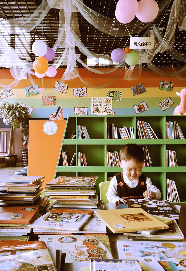 indoors-education-table-no-person-child 图片素材