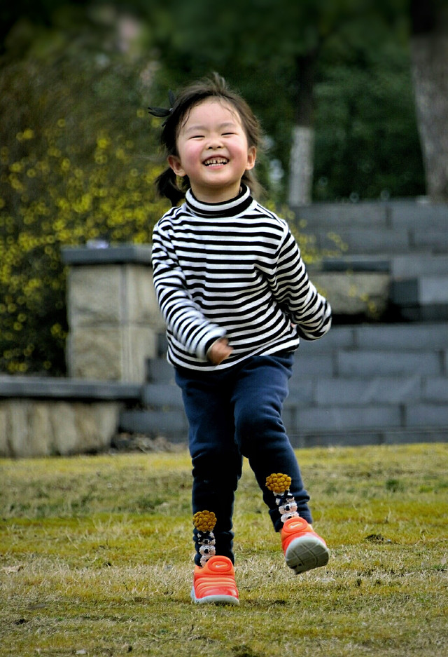开心的女孩 图片素材