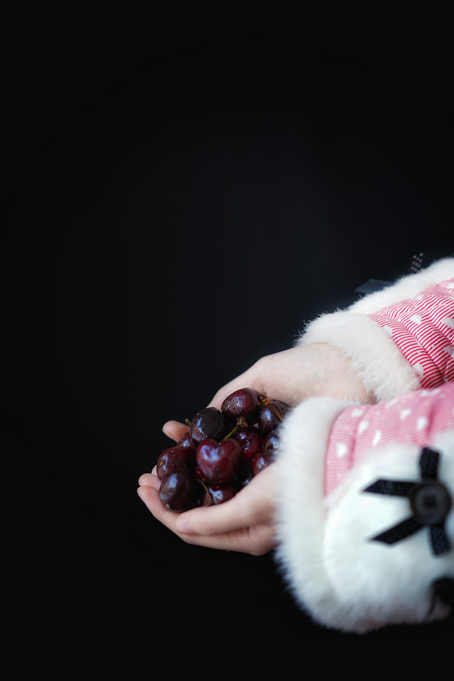 girl-woman-dark-food-people 图片素材