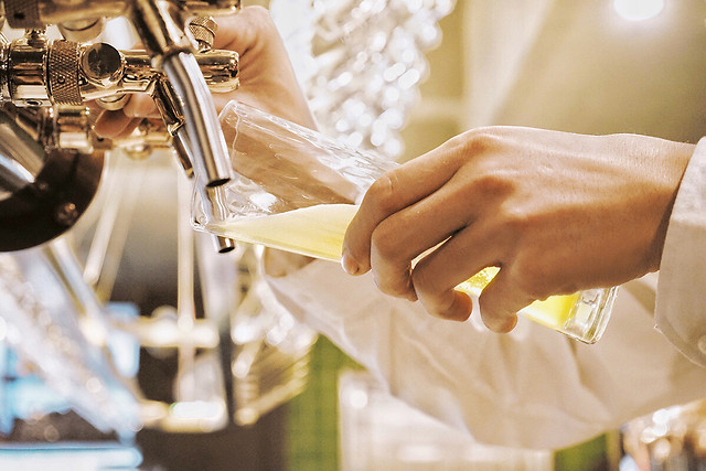 indoors-woman-wedding-people-furniture 图片素材