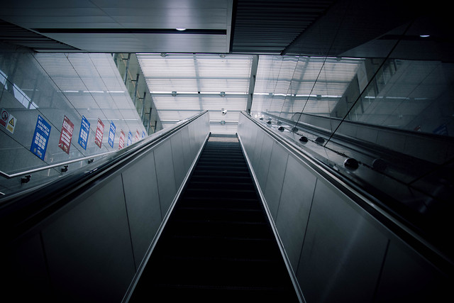airport-subway-system-light-indoors-modern 图片素材