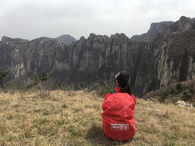 坐在山顶上 图片素材