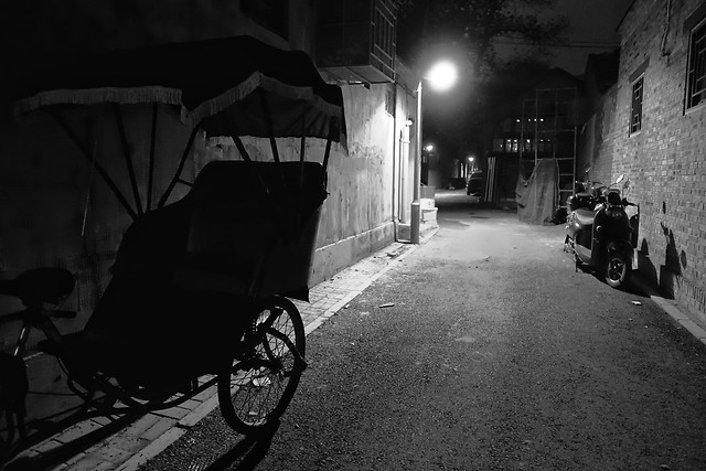 street-people-monochrome-bike-alley 图片素材