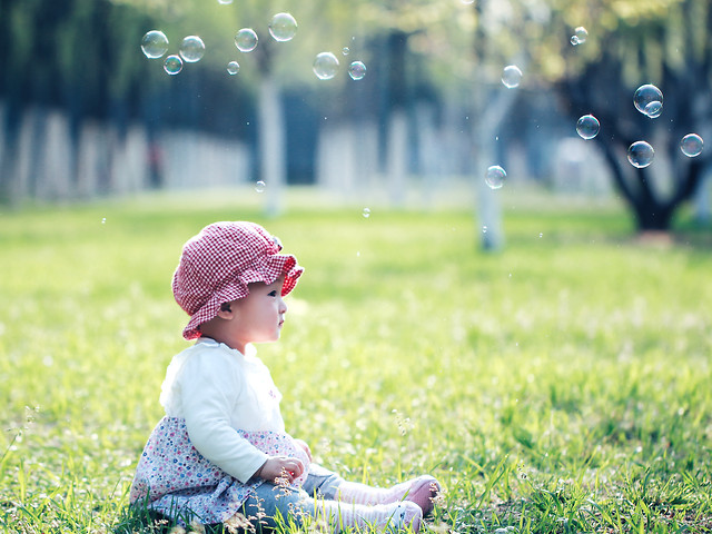 child-grass-summer-park-nature 图片素材