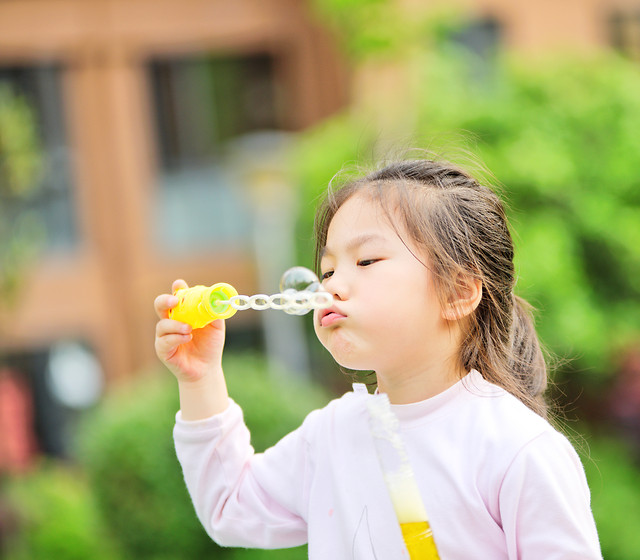 child-outdoors-nature-summer-little 图片素材