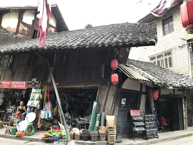 people-street-commerce-city-house 图片素材