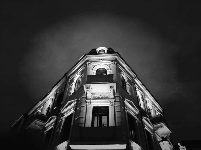 building-night-bucharest-ancient-light 图片素材