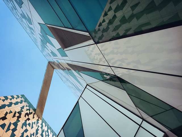 glass-items-business-modern-architecture-reflection 图片素材