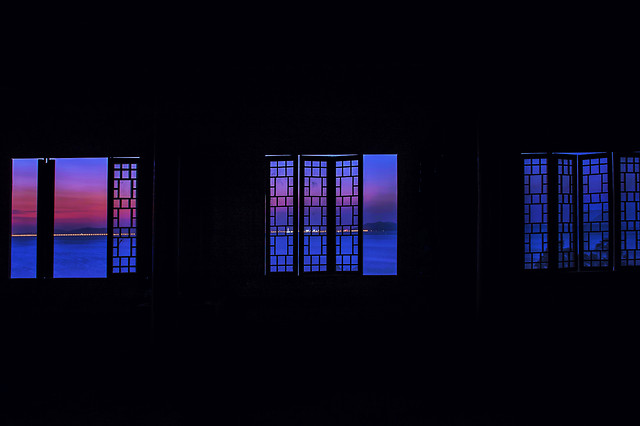 the-old-window-is-half-wall-red 图片素材
