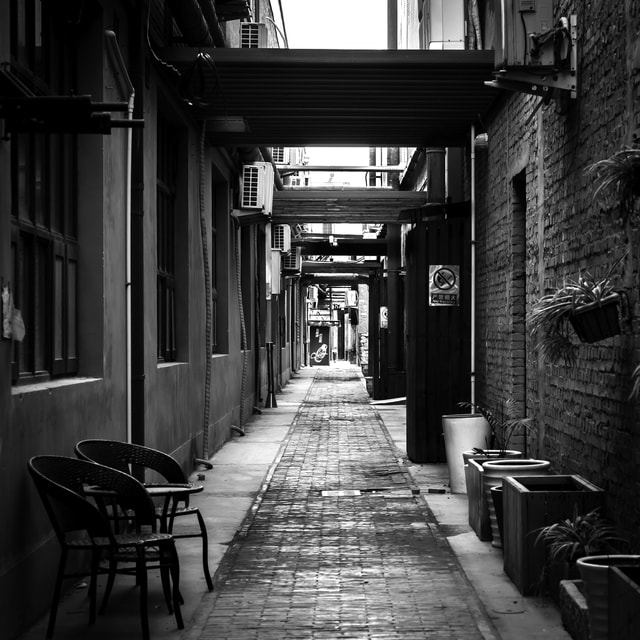 building-alley-black-and-white-street-infrastructure 图片素材