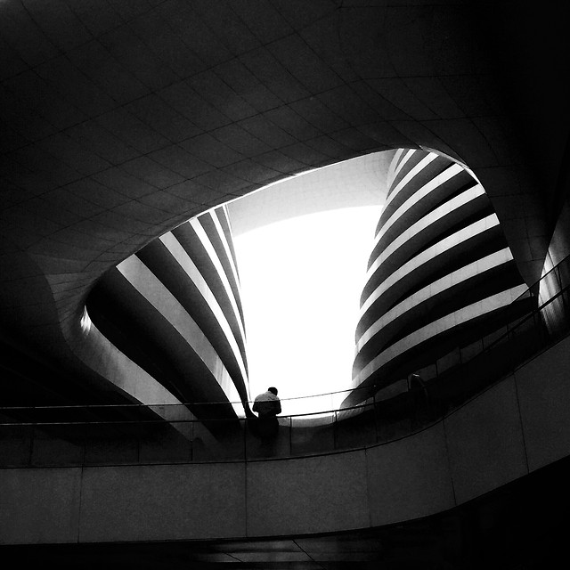 monochrome-architecture-light-shadow-city 图片素材