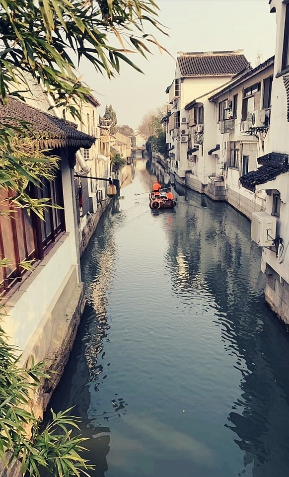 waterway-water-canal-body-of-water-town 图片素材