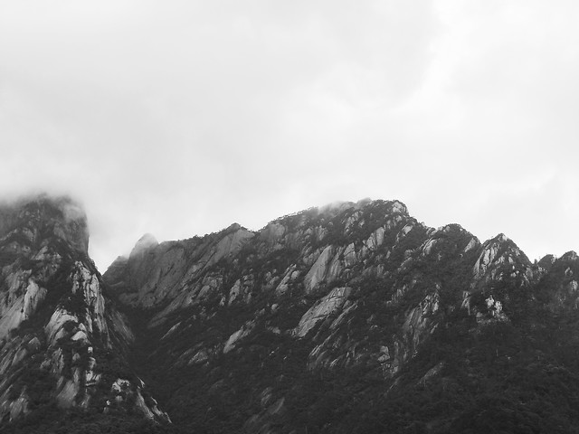 monochrome-mountain-landscape-fog-mountainous-landforms 图片素材