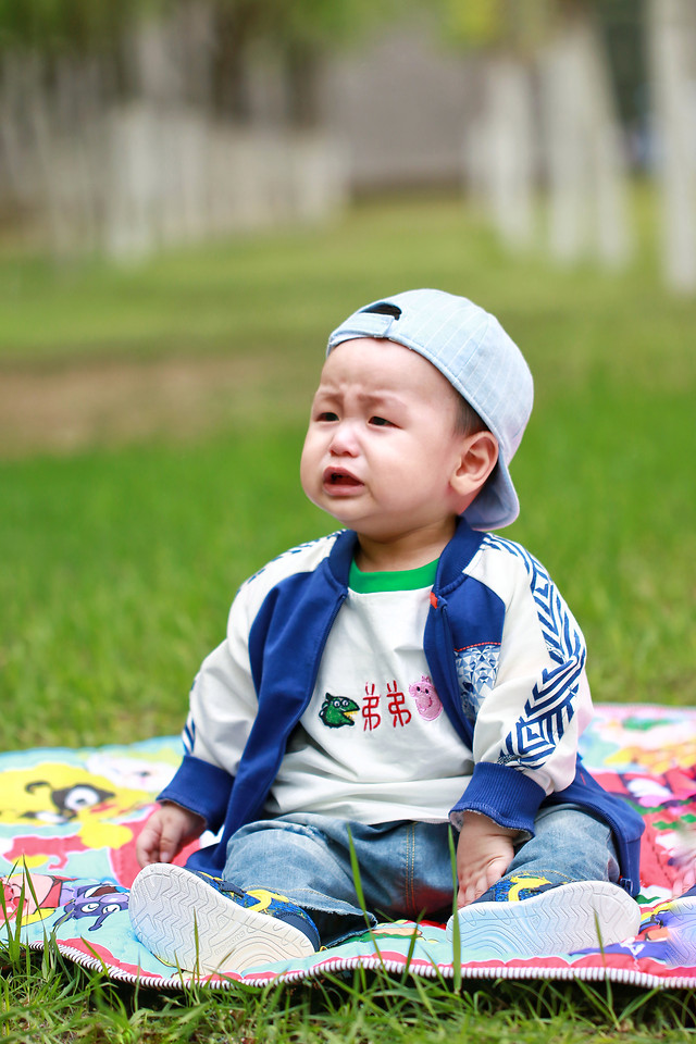 child-grass-little-fun-cute 图片素材