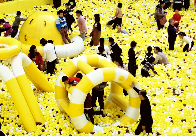 people-fun-many-yellow-man picture material