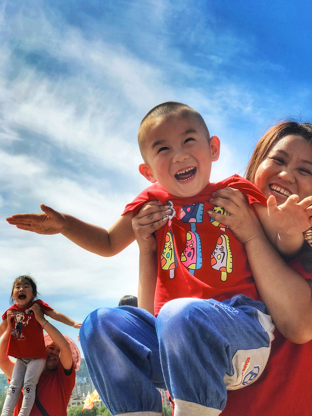 child-fun-togetherness-blue-outdoors 图片素材