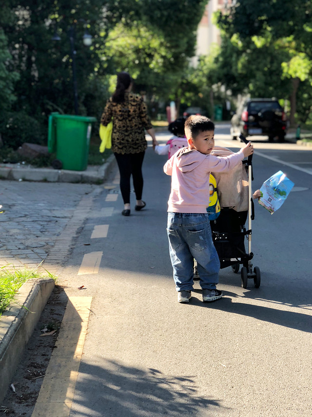 road-street-people-land-vehicle-car 图片素材