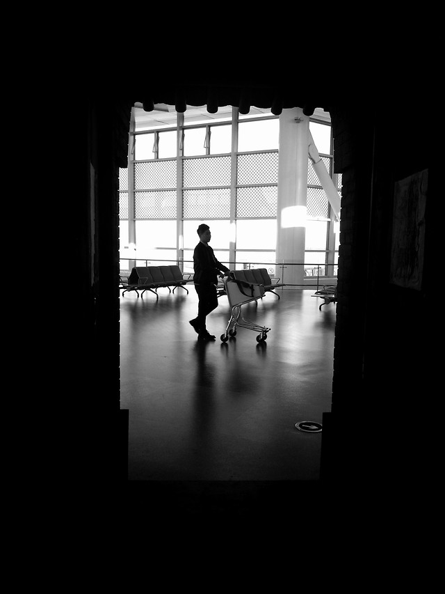 people-silhouette-man-shadow-indoors 图片素材