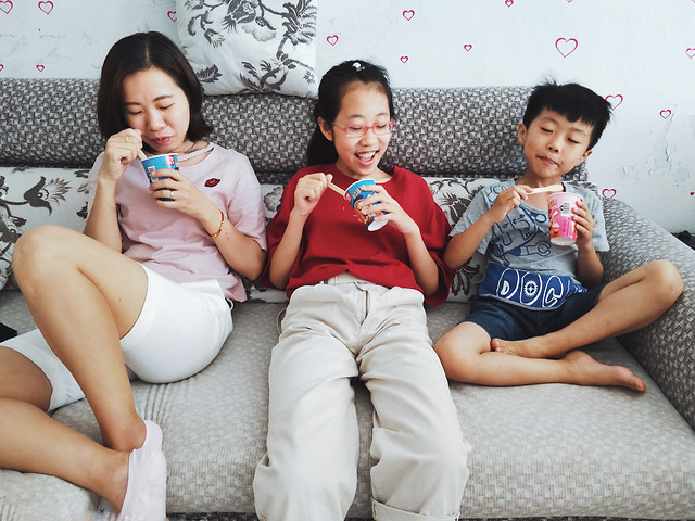 母子三人 图片素材